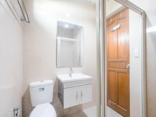 Hotel Vaccinated Staff - Oyo 805 Jmdc Apartelle I