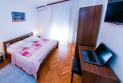 Hostal Rooms Raji?