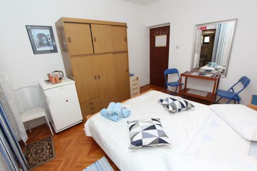 Hostal Rooms And Apartment Pina