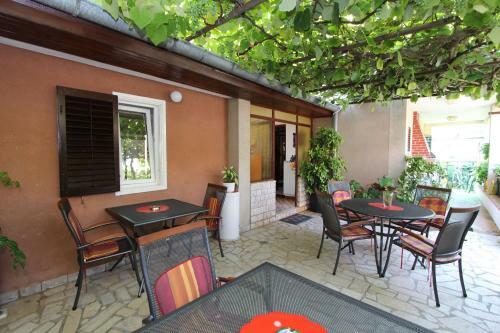 Hostal Rooms And Apartment Pina