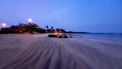 Bela Casa Localizada A 100 Metros Da Praia E Rio.