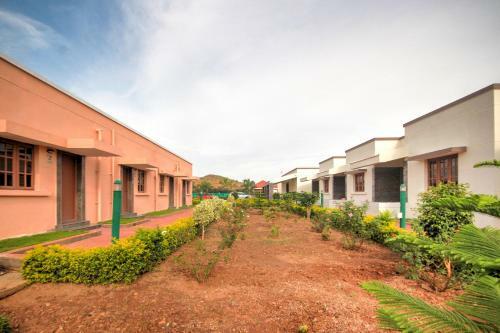 Hotel Oyo 48373 Sri Darshanam Homes