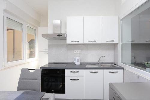 Apartments With A Parking Space Makarska - 18213
