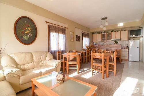 Hostal Orama Rooms