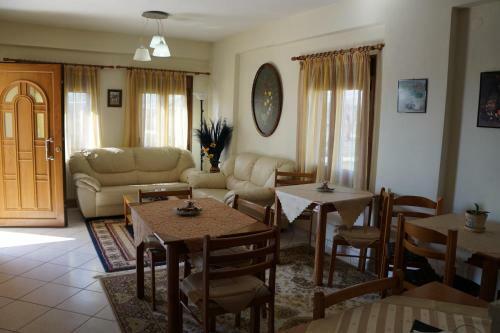 Hostal Orama Rooms