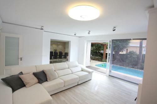 Tropical Garden, Villa With Pool Near The Beach
