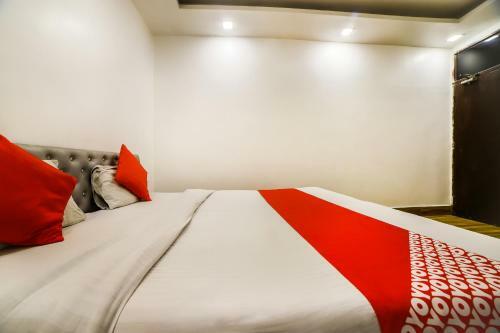 Bed & Breakfast Vaccinated Staff- Oyo Flagship 70121 Savera Inn