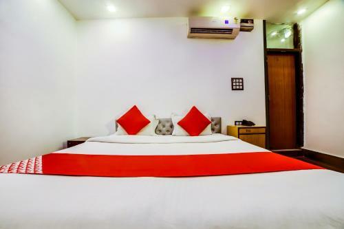 Bed & Breakfast Vaccinated Staff- Oyo Flagship 70121 Savera Inn