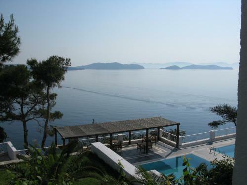 Cape Kanapitsa Hotel & Suites