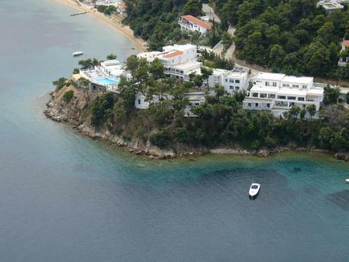 Cape Kanapitsa Hotel & Suites
