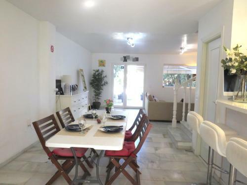 Hostal Torrequebrada Golf & Beach Guesthouse