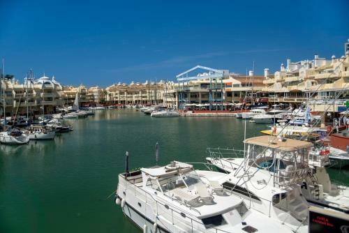 Benal Beach, Superb 2 Bedroom 2 Bathroom Beach Front Apartment Sleeps 5