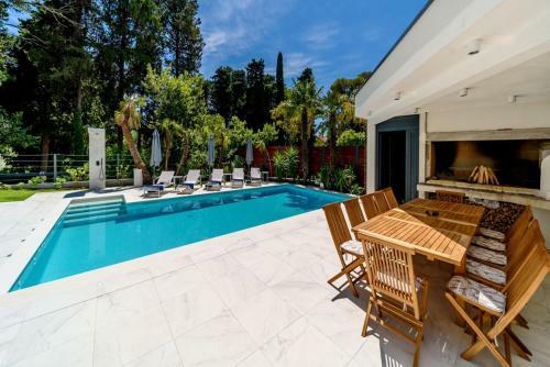 Luxury Villa Velvet Bourbon Split With Private Pool By The Sea