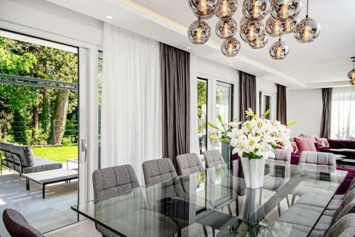 Luxury Villa Velvet Bourbon Split With Private Pool By The Sea