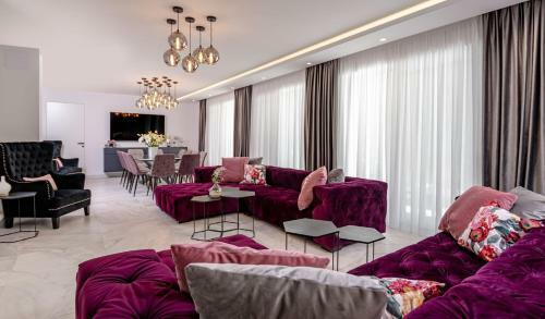 Luxury Villa Velvet Bourbon Split With Private Pool By The Sea