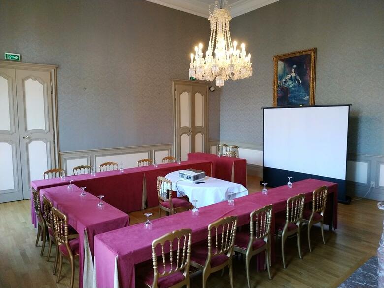 Hotel Grand De La Reine