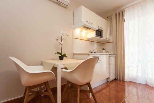 Hostal Apartments Alice