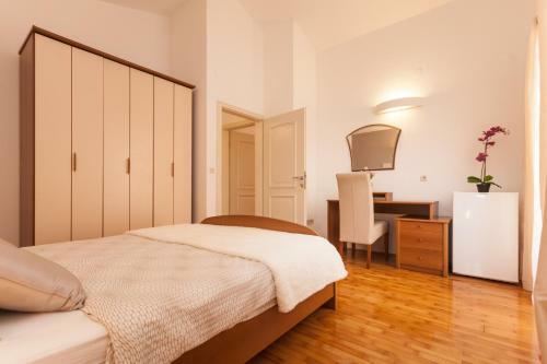 Hostal Apartments Alice
