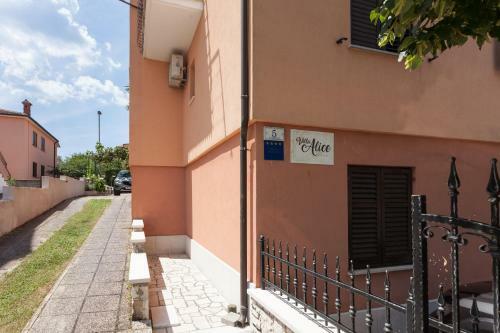 Hostal Apartments Alice