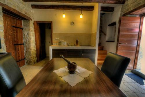 Hostal Traditional Stone House Kotli