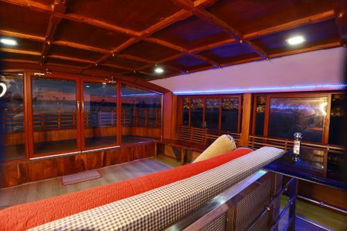 Pmc Houseboat