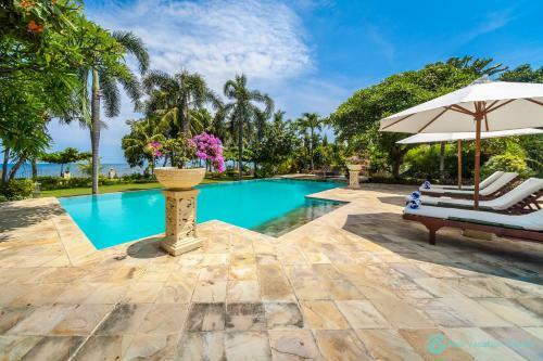 Villa Segara Murti - Stylish Beachfront Villa!