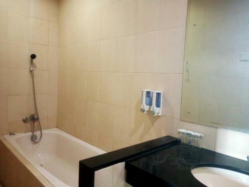 Oyo 90102 Edotel Hotel By Dbest Hospitality
