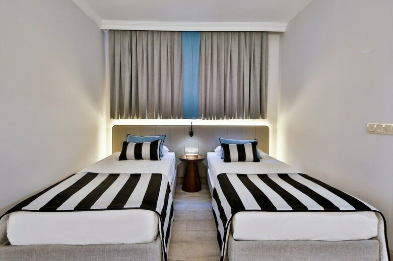 Hotel Crystal Flora Beach Resort