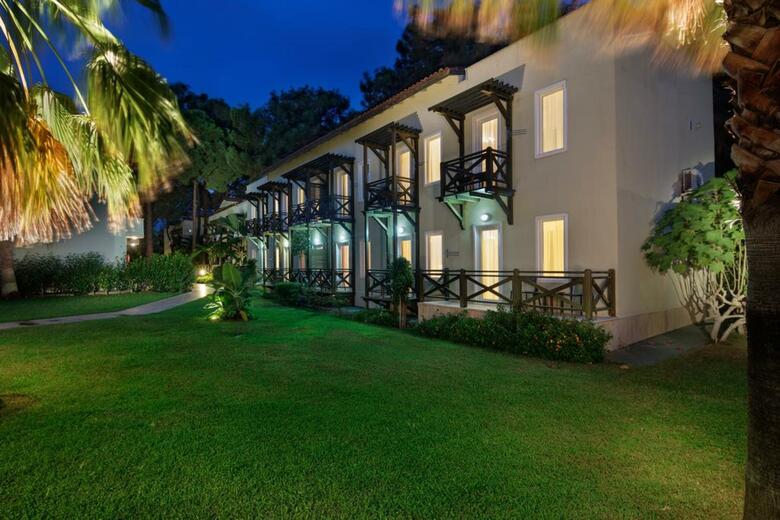 Hotel Crystal Flora Beach Resort