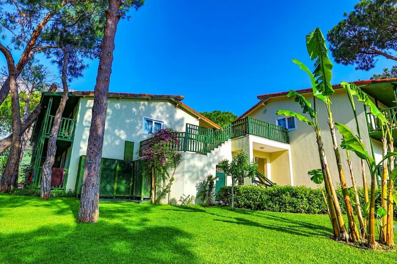 Hotel Crystal Flora Beach Resort