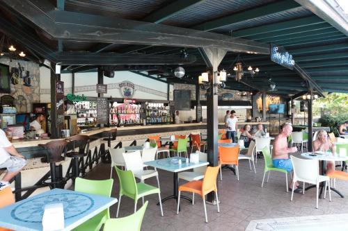 Club Turquoise Apart