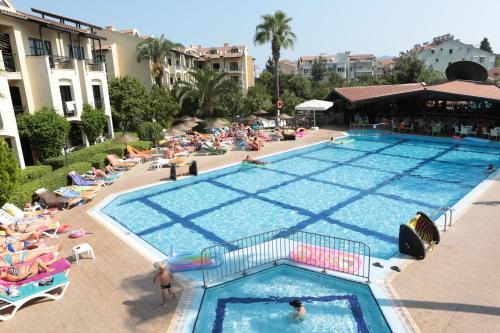 Club Turquoise Apart