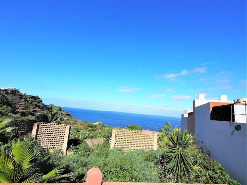 Beach House...el Gincho Garachico Three Minute Walk From El Gincho Beach.