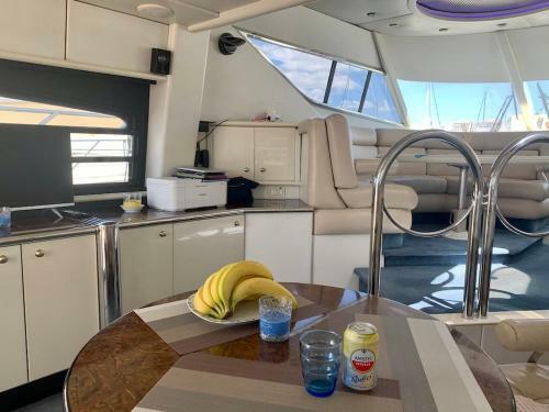 Yacht 18m Sunseeker In Mallorca