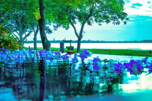 The Lake Forest Hotel