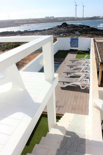 Blue Breeze House With Pool Facing Sea