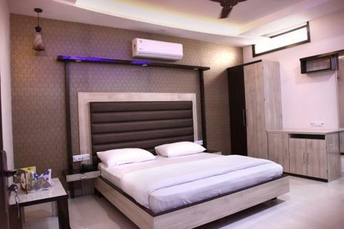 Hotel C M Plaza
