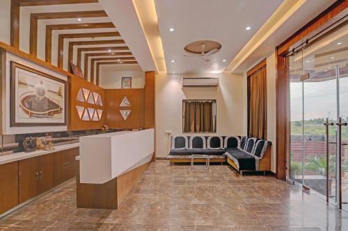 Oyo 81281 Hotel Jay Mahakali