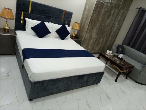 Family Hotel Davis Road Lahore