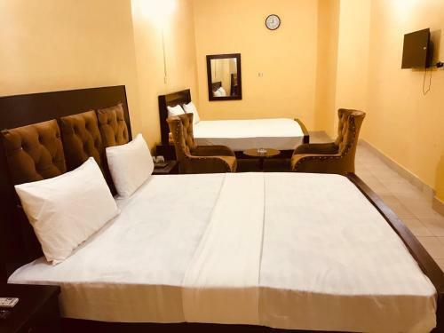 Bed & Breakfast Luxury Hotel Rooms At Mm Alam Road