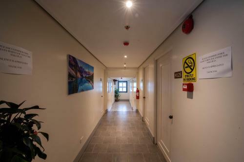 Hotel Vaccinated Staff - Oyo 492 Sunset View Ridge Residences