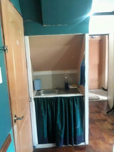 Hostal R D J Homestay