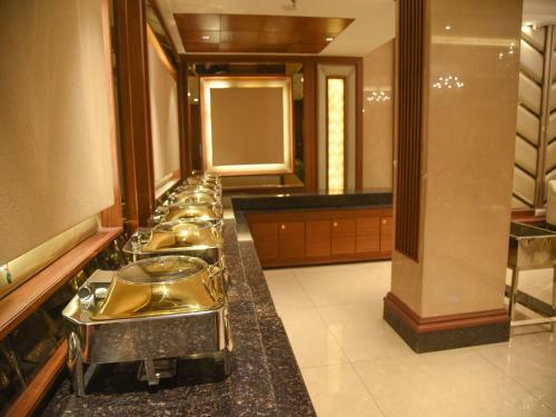 Hotel Bharawan Clarks Inn Express