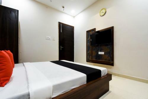 Capital O 60496 Hotel Avera