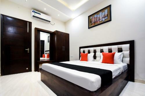 Capital O 60496 Hotel Avera