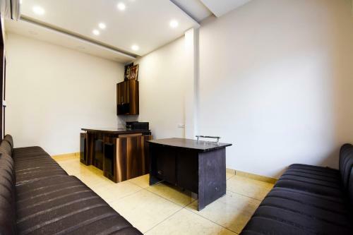 Capital O 60496 Hotel Avera