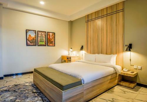 Hotel Roomy Crossroads