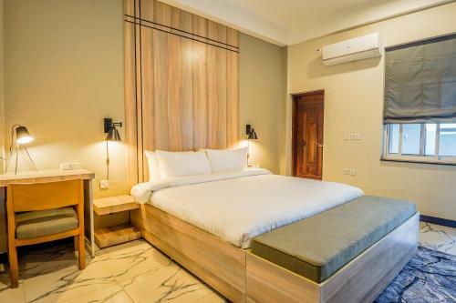 Hotel Roomy Crossroads