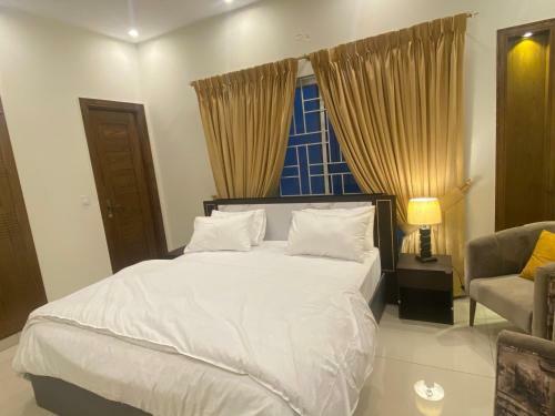 Private Bedroom In Luxury House, Bahria Town