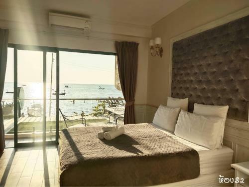 Hostal Sea Sand Trees
